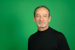 Tiro do estúdio da cara masculina do homem superior com barba Bem-aparada e do Gray Hair em um fundo verde imagens de stock Tiro do estúdio da cara masculina do homem superior com barba Bem-aparada e do Gray Hair em um fundo verde imagens de stock