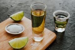 Tiro do Tequila, bebidas fortes alcoólicas mexicanas e partes de cal com sal em México imagem de stock Tiro do Tequila, bebidas fortes alcoólicas mexicanas e partes de cal com sal em México imagem de stock