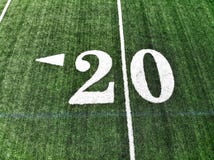 Tiro do zangão do campo de Mark On An American Football de 20 jardas foto de stock Tiro do zangão do campo de Mark On An American Football de 20 jardas foto de stock