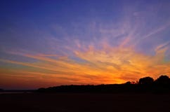 Tiro impresionante de las nubes ardientes debido a los rayos del sol en la puesta del sol fotos de archivo libres de regalías Tiro impresionante de las nubes ardientes debido a los rayos del sol en la puesta del sol fotos de archivo libres de regalías
