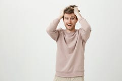 Tiro interno do indivíduo considerável engraçado que suja seu cabelo ao friccionar principal, ao expressar a devastação e ao actu imagens de stock Tiro interno do indivíduo considerável engraçado que suja seu cabelo ao friccionar principal, ao expressar a devastação e ao actu imagens de stock