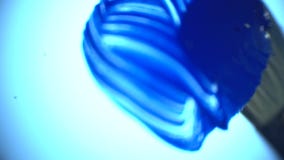 Tiro macro como pinturas de uma escova lentamente com vidro azul da pintura de óleo video estoque Tiro macro como pinturas de uma escova lentamente com vidro azul da pintura de óleo video estoque