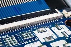 Tiro macro de la placa de circuito con los microchipes de los resistores y los componentes electr?nicos Tecnolog?a del hardware C imagenes de archivo Tiro macro de la placa de circuito con los microchipes de los resistores y los componentes electr?nicos Tecnolog?a del hardware C imagenes de archivo