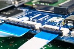Tiro macro de la placa de circuito con los microchipes de los resistores y los componentes electr?nicos Tecnolog?a del hardware C fotografía de archivo libre de regalías Tiro macro de la placa de circuito con los microchipes de los resistores y los componentes electr?nicos Tecnolog?a del hardware C fotografía de archivo libre de regalías