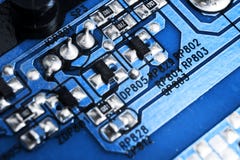 Tiro macro de um Circuitboard com microchip dos resistores e componentes eletrônicos Tecnologia de material informático Communi i fotos de stock Tiro macro de um Circuitboard com microchip dos resistores e componentes eletrônicos Tecnologia de material informático Communi i fotos de stock
