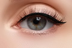 Tiro macro del ojo hermoso de la mujer con las pestañas extremadamente largas Visión atractiva, mirada sensual Ojo femenino con l fotos de archivo Tiro macro del ojo hermoso de la mujer con las pestañas extremadamente largas Visión atractiva, mirada sensual Ojo femenino con l fotos de archivo