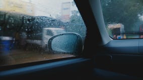 Tiro medio cinemático, opinión sobre el espejo lateral por dentro de la ventanilla del coche que conduce a través de la ciudad almacen de video Tiro medio cinemático, opinión sobre el espejo lateral por dentro de la ventanilla del coche que conduce a través de la ciudad almacen de video