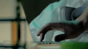 Tiro próximo da mão do homem adulto que trabalha no portátil O administrador de sistema resolve o problema de software profission video estoque Tiro próximo da mão do homem adulto que trabalha no portátil O administrador de sistema resolve o problema de software profission video estoque