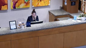 Tiro superior de la llamada de contestación de la recepción del hotel para el cliente dentro del hotel metrajes Tiro superior de la llamada de contestación de la recepción del hotel para el cliente dentro del hotel metrajes