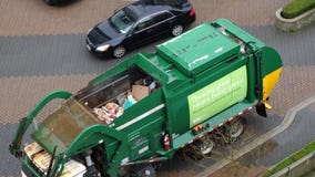 Tiro superior de los camiones que cogen recyclables y la basura Tiro superior de los camiones que cogen recyclables y la basura