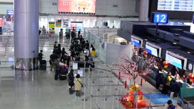 Tiro superior del centro de información dentro del aeropuerto Tiro superior del centro de información dentro del aeropuerto
