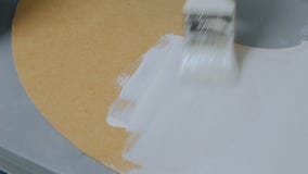 6 tiros Decorador de la mujer profesional que pinta la decoración de madera del círculo almacen de metraje de vídeo 6 tiros Decorador de la mujer profesional que pinta la decoración de madera del círculo almacen de metraje de vídeo