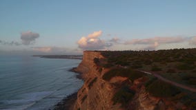 Tiros hermosos del abejón 4K de la puesta del sol en el Algarve, Portugal Tiros hermosos del abejón 4K de la puesta del sol en el Algarve, Portugal