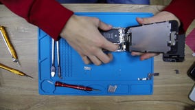 tiroteo del alto-movimiento 4k de la reparación del teléfono móvil almacen de video tiroteo del alto-movimiento 4k de la reparación del teléfono móvil almacen de video