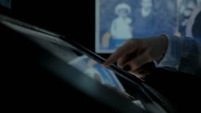 2 tirs Femme employant l'affichage interactif d'?cran tactile au mus?e d'histoire moderne banque de vidéos 2 tirs Femme employant l'affichage interactif d'?cran tactile au mus?e d'histoire moderne banque de vidéos