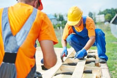 Tischlerarbeitskräfte auf Dach lizenzfreies stockfoto Tischlerarbeitskräfte auf Dach lizenzfreies stockfoto