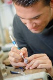Tischplattenjuwelier bei der Arbeit Lizenzfreies Stockbild Tischplattenjuwelier bei der Arbeit Lizenzfreies Stockbild