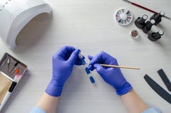Tischplattenmaniküre Verschiedene Elemente für Nagelentwurf Meister bereitet Entwurfsproben vor flatlay lizenzfreie stockfotos Tischplattenmaniküre Verschiedene Elemente für Nagelentwurf Meister bereitet Entwurfsproben vor flatlay lizenzfreie stockfotos