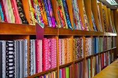 Tissu et textiles asiatiques colorés dans le magasin Image libre de droits Tissu et textiles asiatiques colorés dans le magasin Image libre de droits