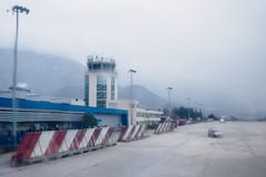 Tivat/Черногория - 7-ое февраля 2018: взгляд аэропорта Tivat от взлетно-посадочной дорожки, команды и поста управления дождь Запа стоковое фото rf Tivat/Черногория - 7-ое февраля 2018: взгляд аэропорта Tivat от взлетно-посадочной дорожки, команды и поста управления дождь Запа стоковое фото rf