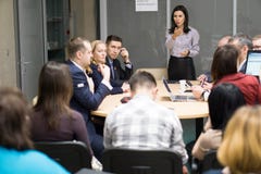 Tjumen', Russia, 02 21 2017 Responsabile femminile che presenta rapporto che parla al capo indù del lavoratore del diverso gruppo fotografia stock Tjumen', Russia, 02 21 2017 Responsabile femminile che presenta rapporto che parla al capo indù del lavoratore del diverso gruppo fotografia stock