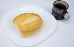 ’Tjänade som franskbröd ’, den traditionella frukostbrasilianen, med kaffe på den vita maträtten royaltyfria bilder ’Tjänade som franskbröd ’, den traditionella frukostbrasilianen, med kaffe på den vita maträtten royaltyfria bilder