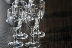 Tjänat som skrivbord i en restaurang med dämpat ljus som är klart för ankomsten av gäster Fotografering för Bildbyråer Tjänat som skrivbord i en restaurang med dämpat ljus som är klart för ankomsten av gäster Fotografering för Bildbyråer