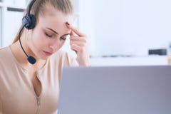 Tjänste- skrivbordkonsulent som talar på denfria telefonen Koncentration på arbete System för Callcenter stämmameddelande genom a royaltyfri foto Tjänste- skrivbordkonsulent som talar på denfria telefonen Koncentration på arbete System för Callcenter stämmameddelande genom a royaltyfri foto