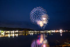 4to de los fuegos artificiales de julio en el lago Foto de archivo libre de regalías