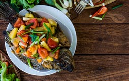 Thai Fried Fish and Topped with Fried Stir Sweet and Sour stock photography Thai Fried Fish and Topped with Fried Stir Sweet and Sour stock photography