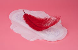 toalha ou almofada médica do algodão por dias críticos das mulheres no rosa fotografia de stock toalha ou almofada médica do algodão por dias críticos das mulheres no rosa fotografia de stock