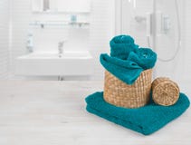 Toalhas dos termas de turquesa e cestas de vime em interior defocused do banheiro fotografia de stock Toalhas dos termas de turquesa e cestas de vime em interior defocused do banheiro fotografia de stock