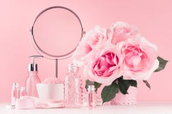 Tocador de niña delicado con el ramo de rosas, de espejo redondo, de productos cosméticos para el cuerpo y de cuidado de piel en foto de archivo Tocador de niña delicado con el ramo de rosas, de espejo redondo, de productos cosméticos para el cuerpo y de cuidado de piel en foto de archivo