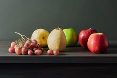 Todavía de la fruta vida en la tabla fotografía de archivo Todavía de la fruta vida en la tabla fotografía de archivo