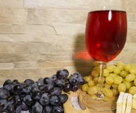 todavía de las uvas vida, otoño de madera de la charcutería de la tabla imagenes de archivo todavía de las uvas vida, otoño de madera de la charcutería de la tabla imagenes de archivo