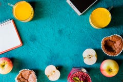Todavía del desayuno vida con el cuaderno y el móvil en el fondo ciánico Imagen de archivo Todavía del desayuno vida con el cuaderno y el móvil en el fondo ciánico Imagen de archivo