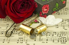 Todavía vida con la rosa y el ángel del rojo imagen de archivo libre de regalías Todavía vida con la rosa y el ángel del rojo imagen de archivo libre de regalías