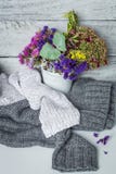 Todavía vida con las flores y el limón rojos de la taza foto de archivo libre de regalías Todavía vida con las flores y el limón rojos de la taza foto de archivo libre de regalías
