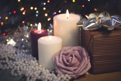 Todavía vida con las velas ardientes, las decoraciones de la Navidad y una caja de regalo imagen de archivo libre de regalías Todavía vida con las velas ardientes, las decoraciones de la Navidad y una caja de regalo imagen de archivo libre de regalías
