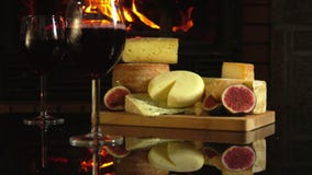Todavía vida de diferentes tipos de queso delante de una chimenea almacen de metraje de vídeo Todavía vida de diferentes tipos de queso delante de una chimenea almacen de metraje de vídeo