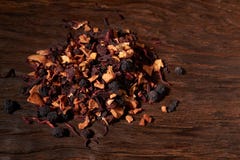 Todavía vida, té seco aromático con las frutas y pétalos, cierre para arriba en el fondo blanco, foco selectivo fotos de archivo libres de regalías Todavía vida, té seco aromático con las frutas y pétalos, cierre para arriba en el fondo blanco, foco selectivo fotos de archivo libres de regalías