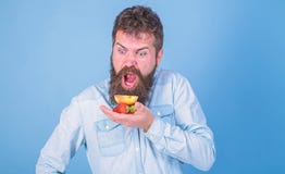 Todos para m? Fresas y manzana barbudas de los controles del inconformista en la palma El hombre hambriento come las fresas y la imagen de archivo Todos para m? Fresas y manzana barbudas de los controles del inconformista en la palma El hombre hambriento come las fresas y la imagen de archivo