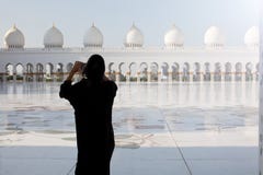 Toerist die foto nemen bij beroemde Grote Moskee in Abu Dhabi Royalty-vrije Stock Afbeelding Toerist die foto nemen bij beroemde Grote Moskee in Abu Dhabi Royalty-vrije Stock Afbeelding