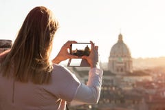 Toerist vrouwelijke het nemen beeldsmartphone Reis naar Rome, Italië stock fotografie Toerist vrouwelijke het nemen beeldsmartphone Reis naar Rome, Italië stock fotografie