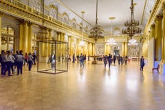 Toeristen in de Wapenkundige Zaal van de Kluismuseum van de Staat Heilige Petersburg Rusland royalty-vrije stock foto Toeristen in de Wapenkundige Zaal van de Kluismuseum van de Staat Heilige Petersburg Rusland royalty-vrije stock foto
