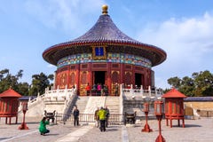 Toeristen die beelden en selfies voor Tempel van Hemel, Peking nemen stock fotografie Toeristen die beelden en selfies voor Tempel van Hemel, Peking nemen stock fotografie