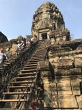Toeristen die de Stappen van Angkor Wat dalen royalty-vrije stock foto Toeristen die de Stappen van Angkor Wat dalen royalty-vrije stock foto