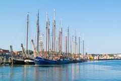 Toeristen varende schepen in haven van Terschelling, Nederland royalty-vrije stock afbeelding Toeristen varende schepen in haven van Terschelling, Nederland royalty-vrije stock afbeelding