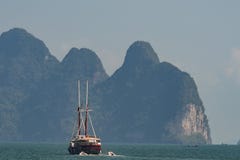 Toeristenboot met reddingsbotenbaai van phangnga Thailand royalty-vrije stock fotografie Toeristenboot met reddingsbotenbaai van phangnga Thailand royalty-vrije stock fotografie