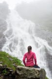 Toeristenmeisje het ontspannen op rots die van mooie meningswaterval Balea genieten stock afbeeldingen Toeristenmeisje het ontspannen op rots die van mooie meningswaterval Balea genieten stock afbeeldingen